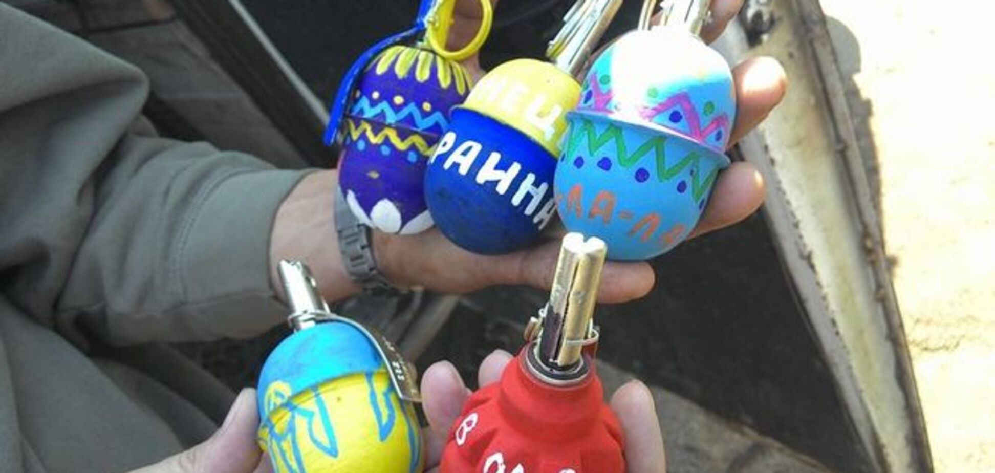 'Подарок' боевикам. Бойцы АТО превратили гранаты в писанки: фотофакт