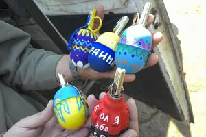 "Подарок" боевикам. Бойцы АТО превратили гранаты в писанки: фотофакт