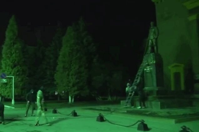 Закон в действии: в Харькове за ночь снесли три 'коммунистических' памятника - видеофакт