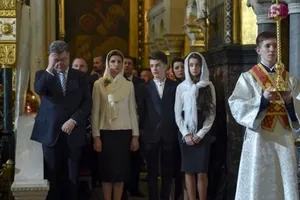 "Наибольшие трудности будут побеждены!". Порошенко поздравил украинцев с Пасхой