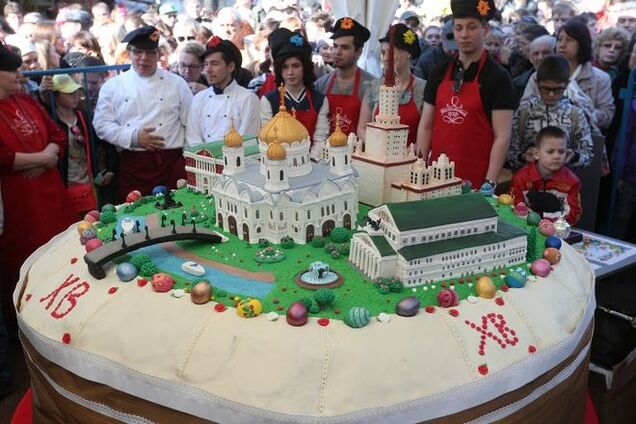 Обошлись без лопат, но с давкой: в Москве кулич весом 900 кг умяли за 2 часа - фото и видео раздачи