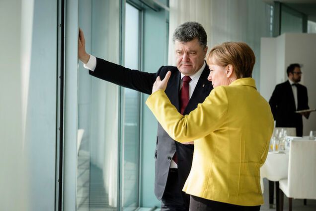 Порошенко пожаловался Меркель на постоянные обстрелы со стороны террористов