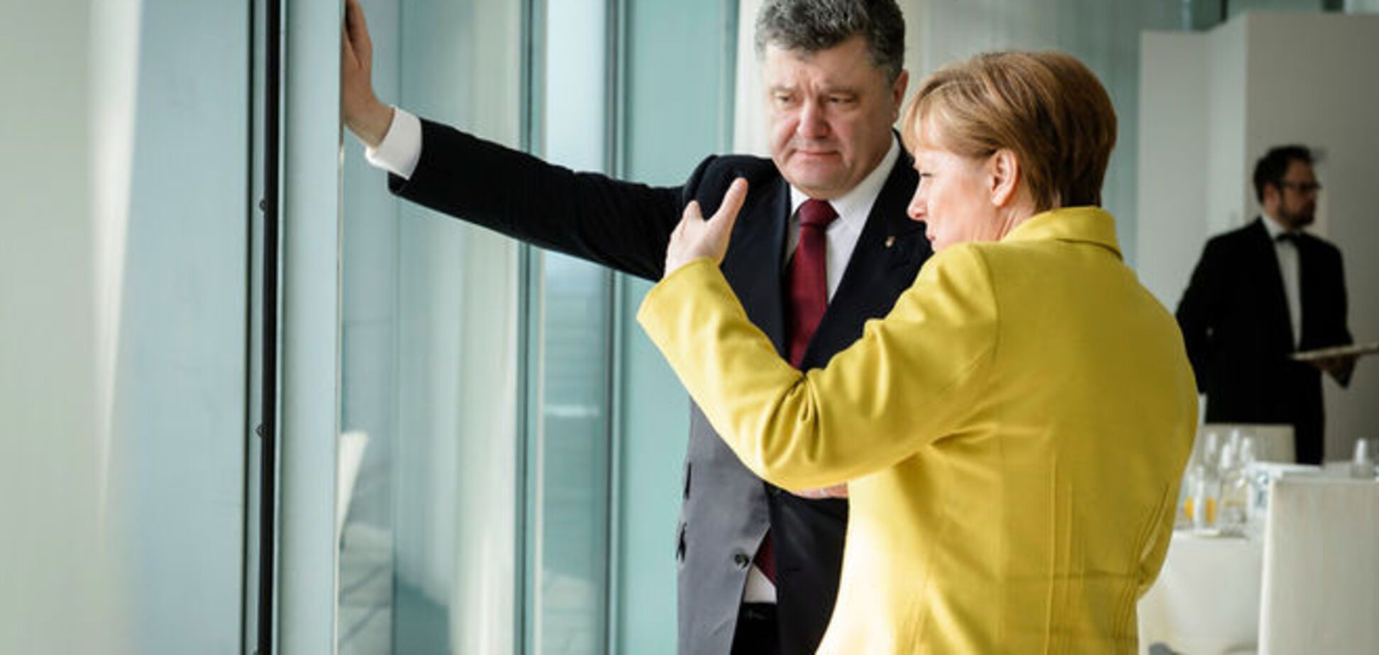 Порошенко пожаловался Меркель на постоянные обстрелы со стороны террористов