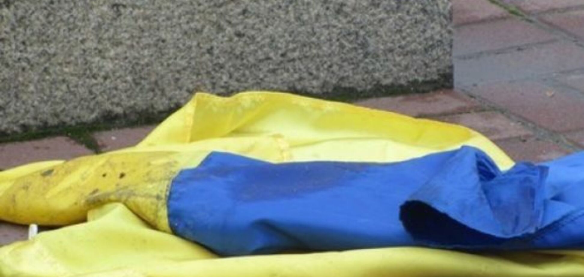 В Константиновке мужчина сорвал флаг Украины с больницы: его задержали
