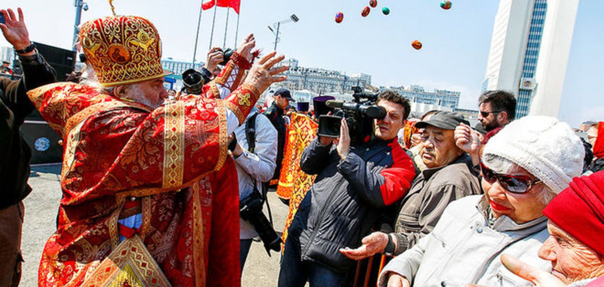 Лопаты отдыхают! В России митрополит во время молебна бросал яйца в толпу. Фотофакт