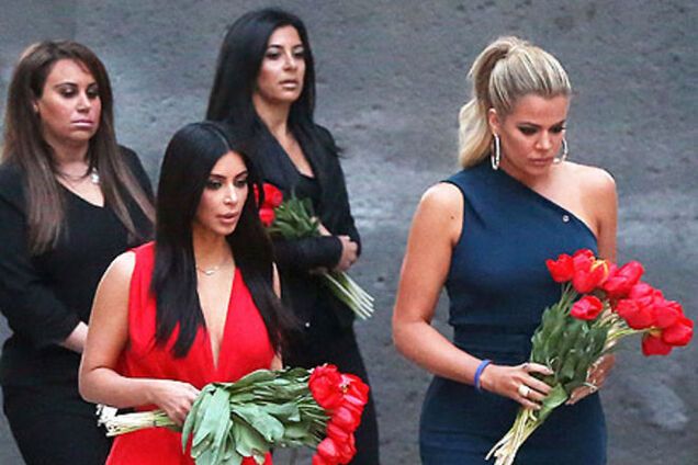 Ким Кардашьян в красном комбинезоне почтила память жертв геноцида армян