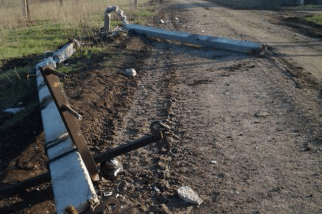 Пьяные боевики 'ДНР' на авто повалили столб и разнесли газопровод