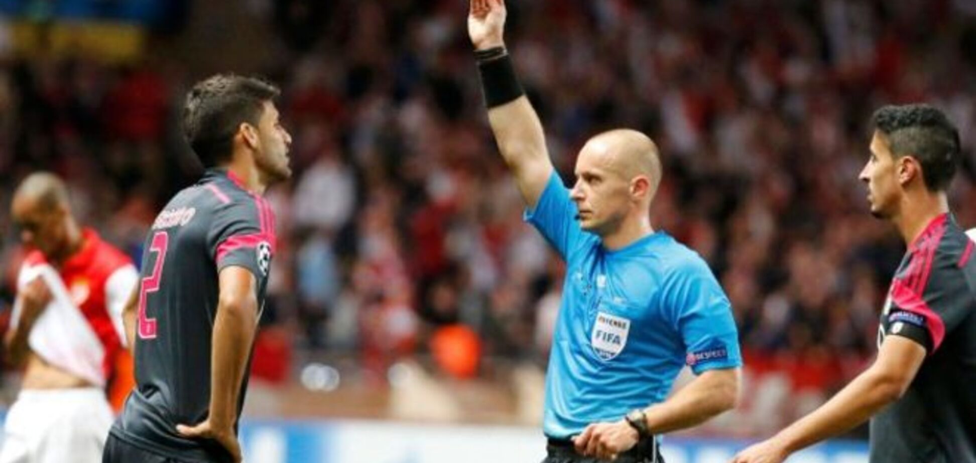 'Динамо' и 'Фиорентину' будет судить фанат удалений и пенальти