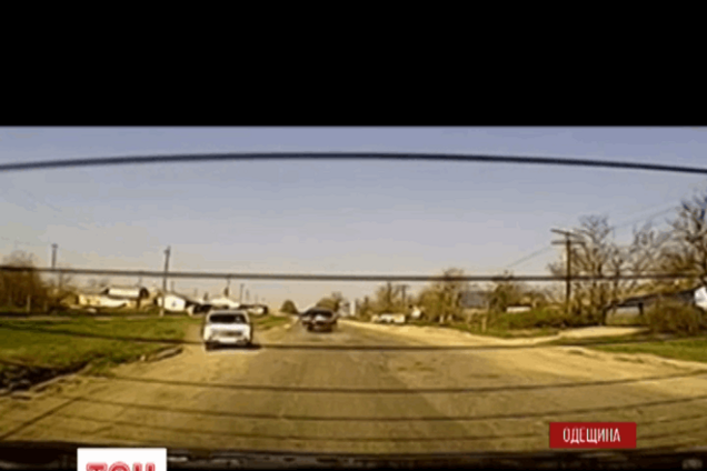 Мужчина с беременной женой в салоне устроил гонки с гаишниками: по пути сбил 6 авто