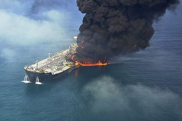 Вблизи Канарских островов пылает российский танкер с нефтью: фотофакт