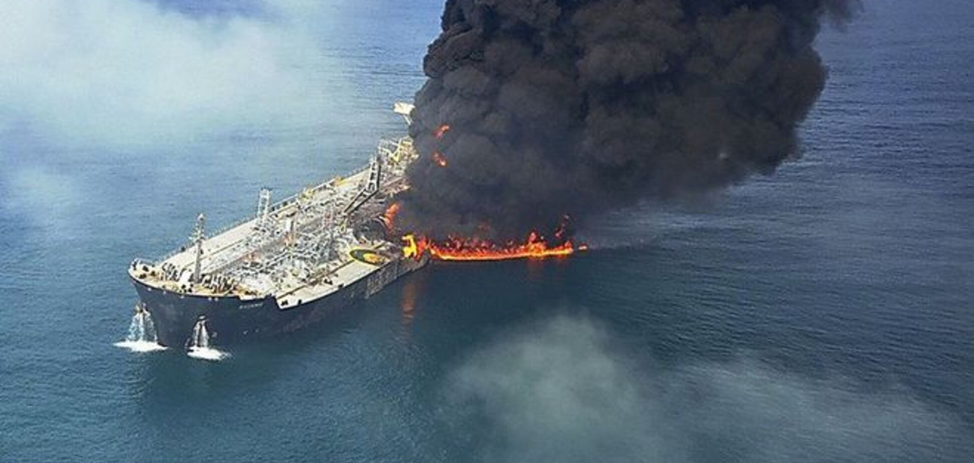 Вблизи Канарских островов пылает российский танкер с нефтью: фотофакт