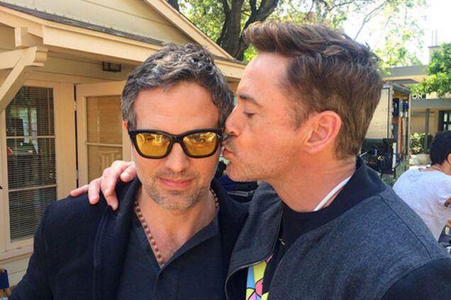 Роберт Дауни-младший сделал 10 смешных 'селфи' со звездами фильма 'Мстители: Эра Альтрона'