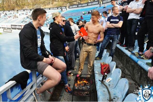 Фанаты 'Динамо' во время матча пожарили сосиски на трибунах: аппетитные фото
