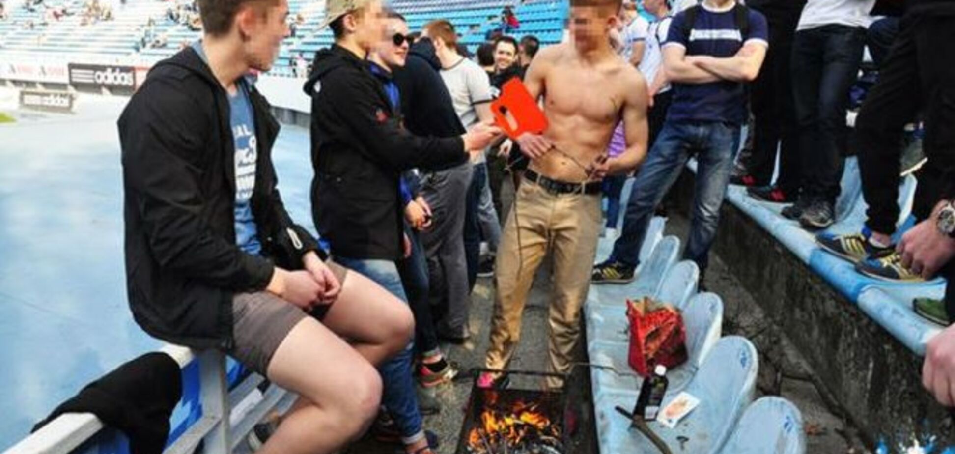 Фанаты 'Динамо' во время матча пожарили сосиски на трибунах: аппетитные фото