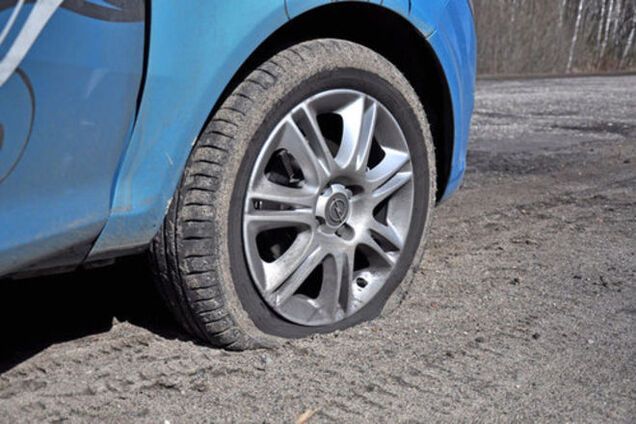 Поради автомобілістам: як поміняти колесо без домкрата