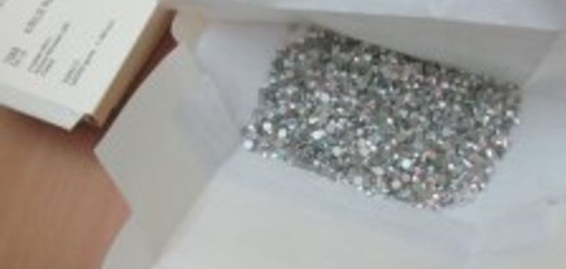 Во Львове у мужчины изъяли 3,5 тыс кристаллов Swarovski