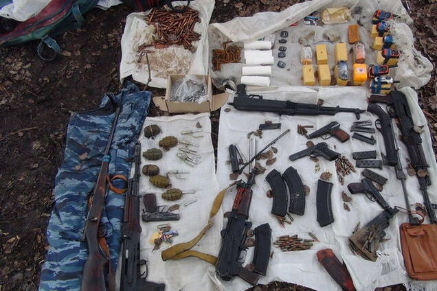 Готовились к майским! СБУ нашла тайники с оружием боевиков в Мариуполе и Лисичанске