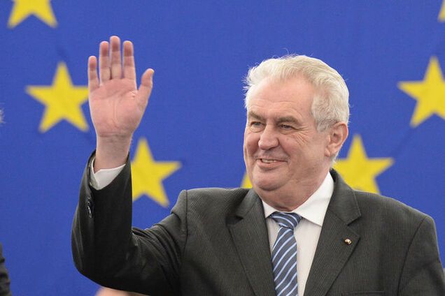 Сенат Чехии принял петицию об отставке президента за 'предательство родины'