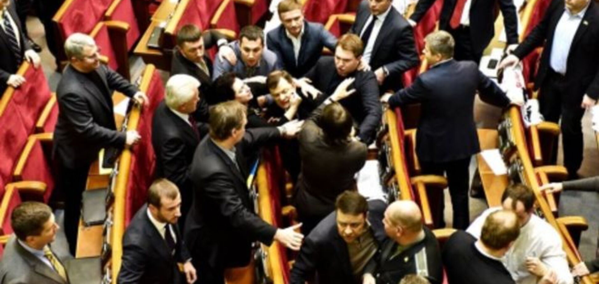 Чиновникам и депутатам почти втрое повысили зарплату – нардеп