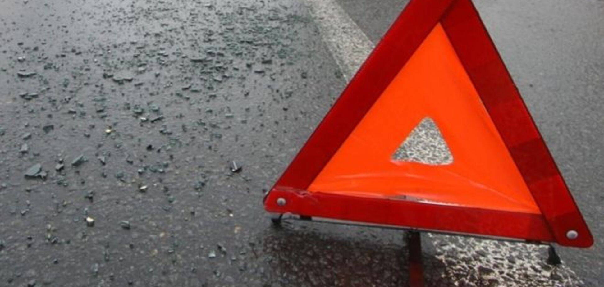 В Киеве машина врезалась в дерево, есть пострадавшие