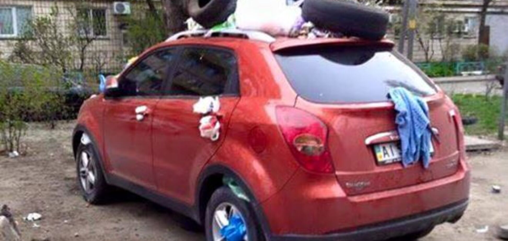В Киеве забросали мусором припаркованную на газоне иномарку: фотофакт