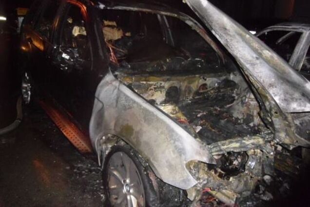 В Киеве возле многоэтажки ночью горели автомобили