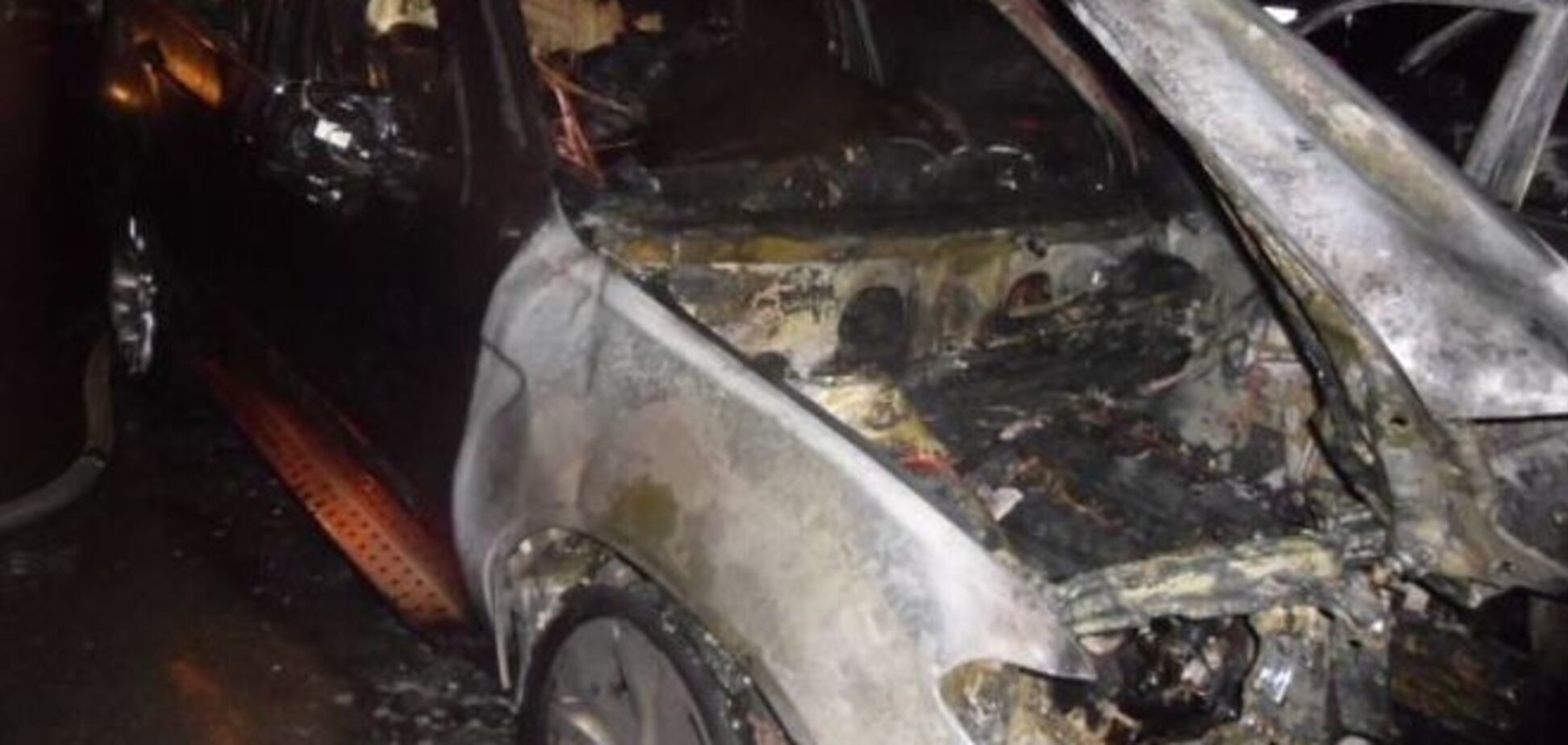 В Киеве возле многоэтажки ночью горели автомобили