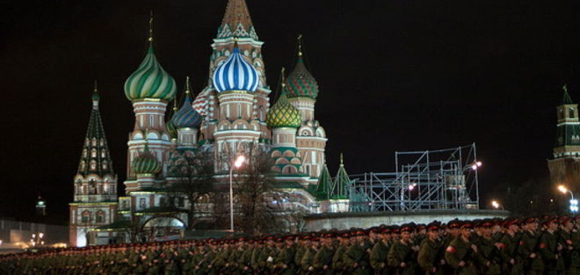 В Москве пассажирскому самолету запретили посадку из-за репетиции 'путинского парада'