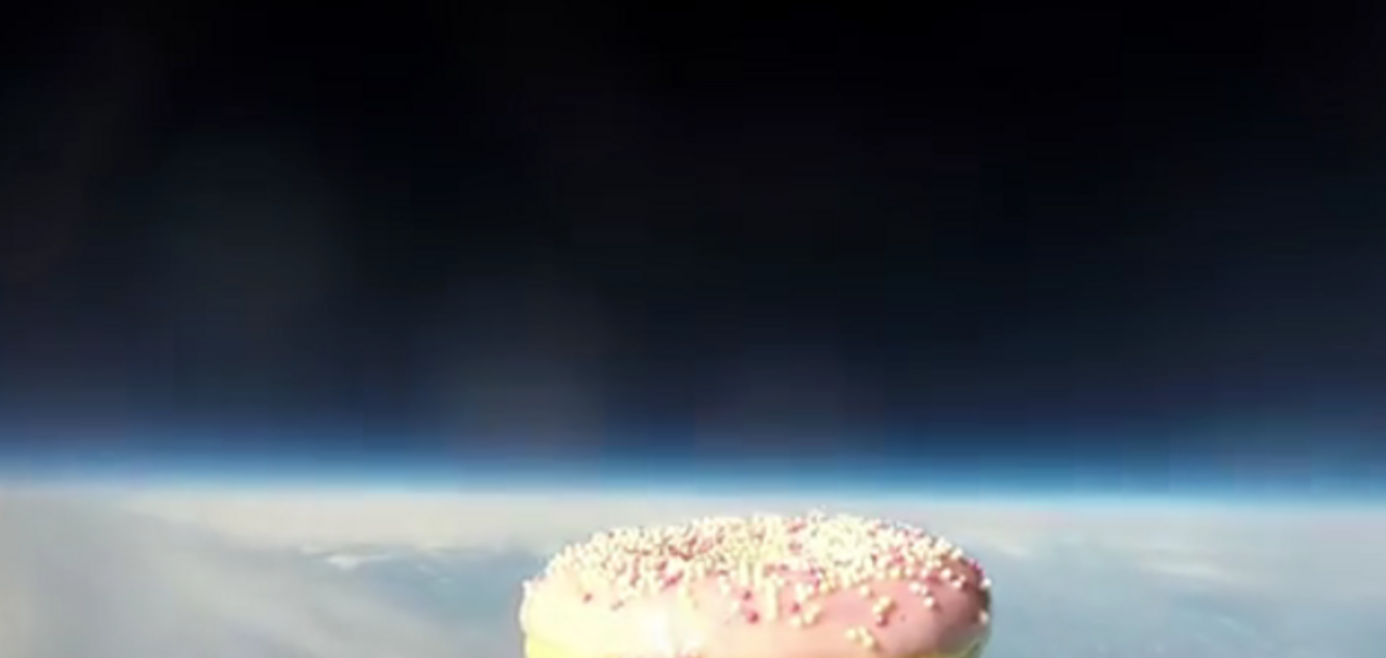 В космос отправили первый в мире пончик-астронавт: опубликовано видео