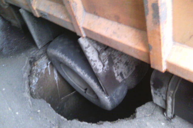 В Киеве мусоровоз провалился под асфальт: опубликованы фото