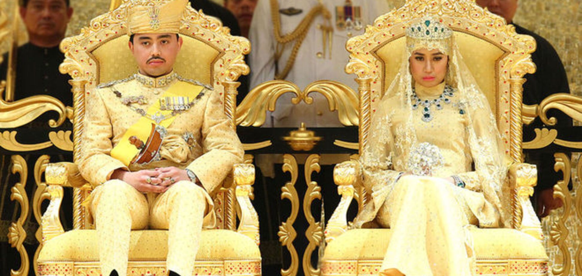 Наряд невесты принца Брунея: фата с изумрудами и букет с бриллиантами