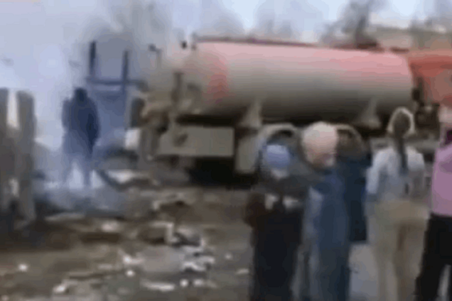 'Россию заливает д**ьмом': в сети обсуждают видео тушения пожара в Хакасии ассенизаторами