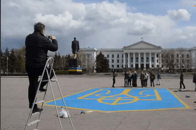 'Лучше б пенсии подняли': в Краматорске появился самый большой герб Украины на Донбассе -видеофакт