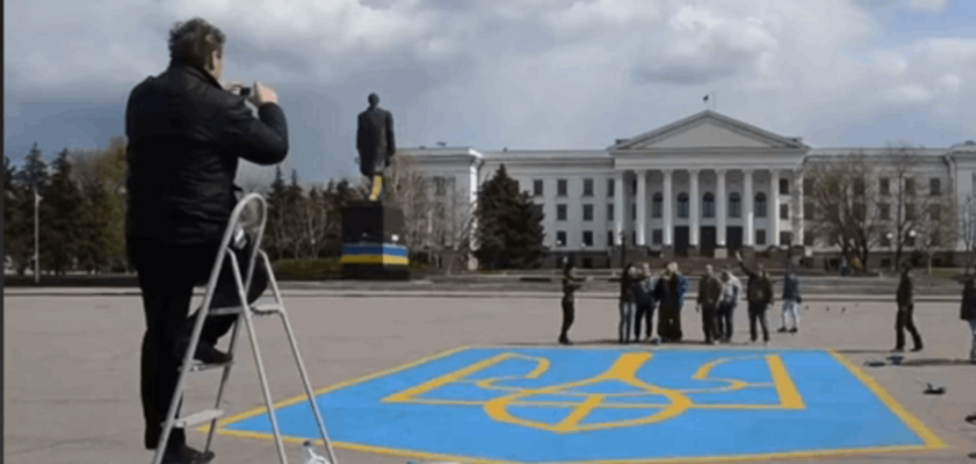 'Лучше б пенсии подняли': в Краматорске появился самый большой герб Украины на Донбассе -видеофакт