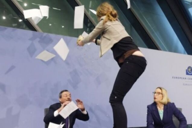 На главу ЕЦБ напали во время пресс-конференции: фото и видеофакт