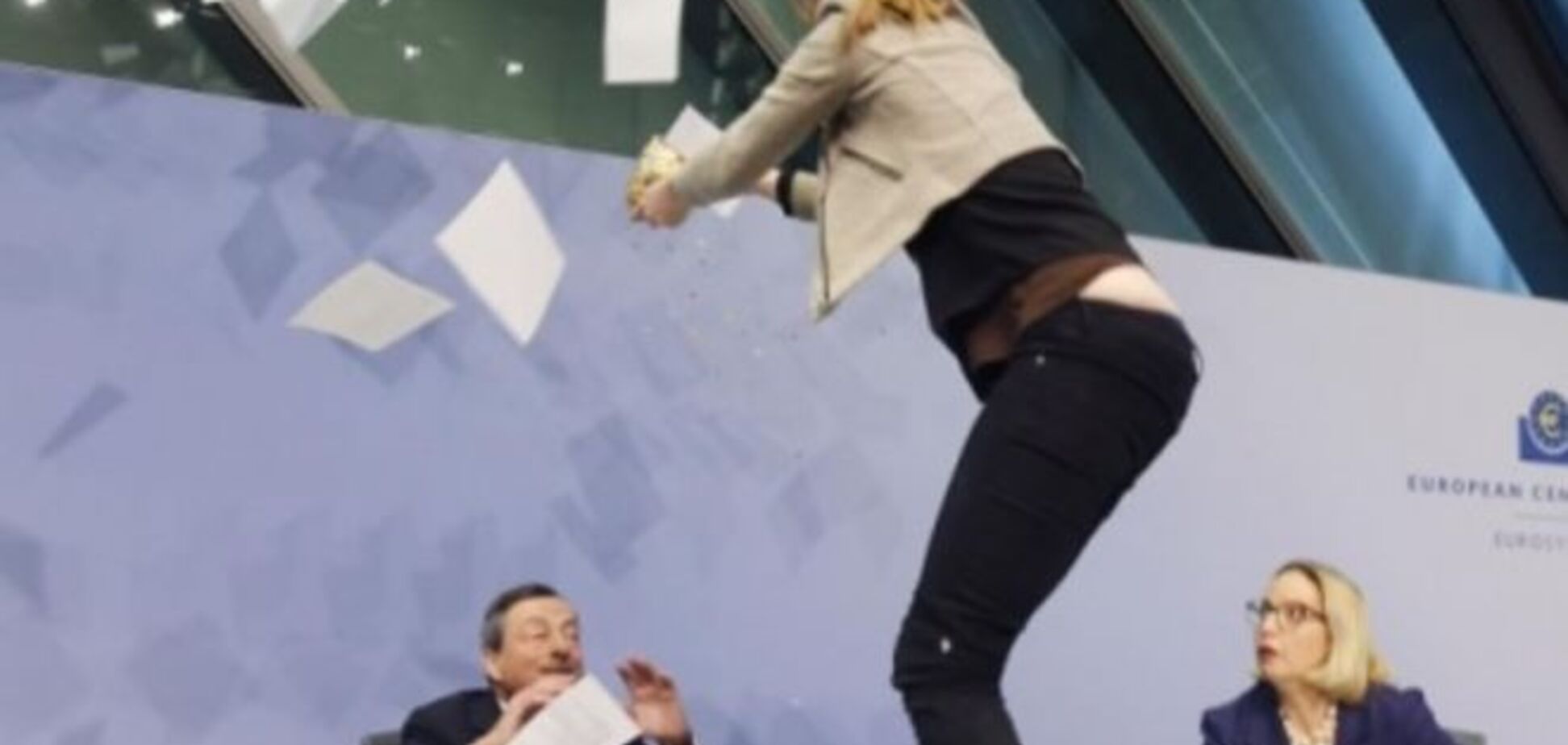 На главу ЄЦБ напали під час прес-конференції: фото і відеофакт