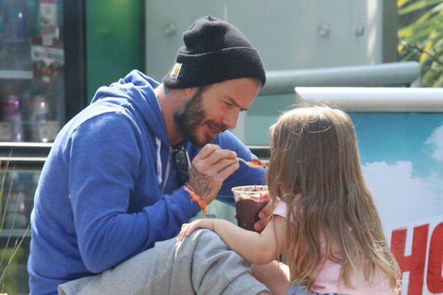 Дэвид Бекхэм покормил дочку мороженым на прогулке: трогательные фото