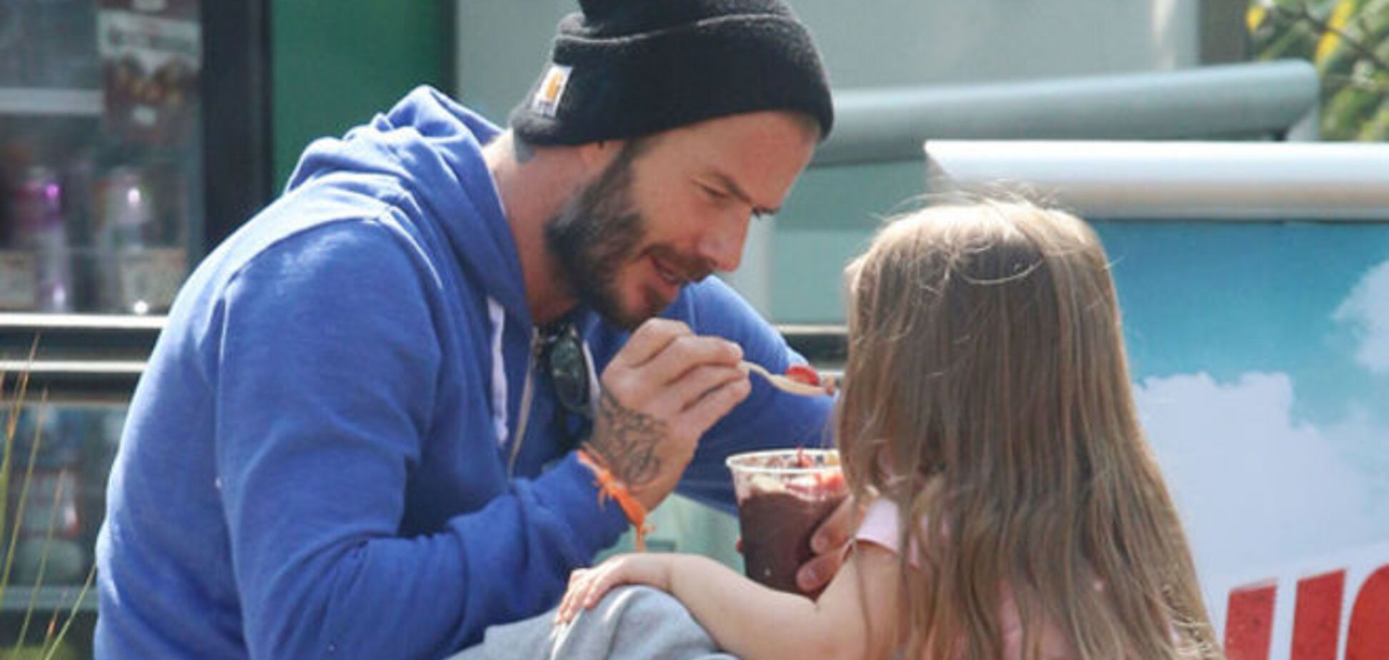 Дэвид Бекхэм покормил дочку мороженым на прогулке: трогательные фото