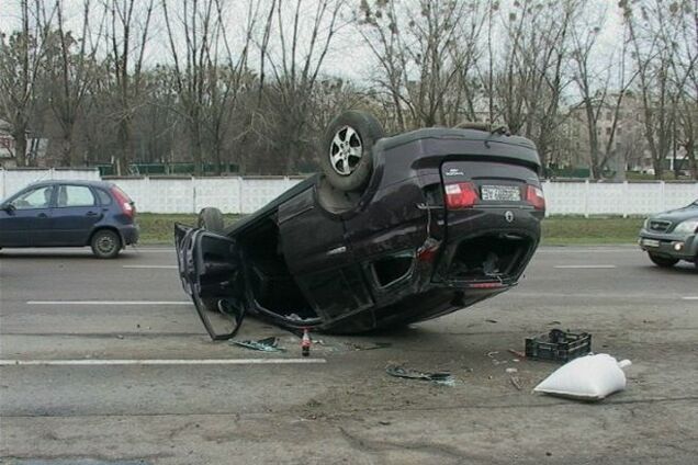 Фатальное ДТП в Киеве: внедорожник на скорости вылетел на 'встречку' и перевернулся