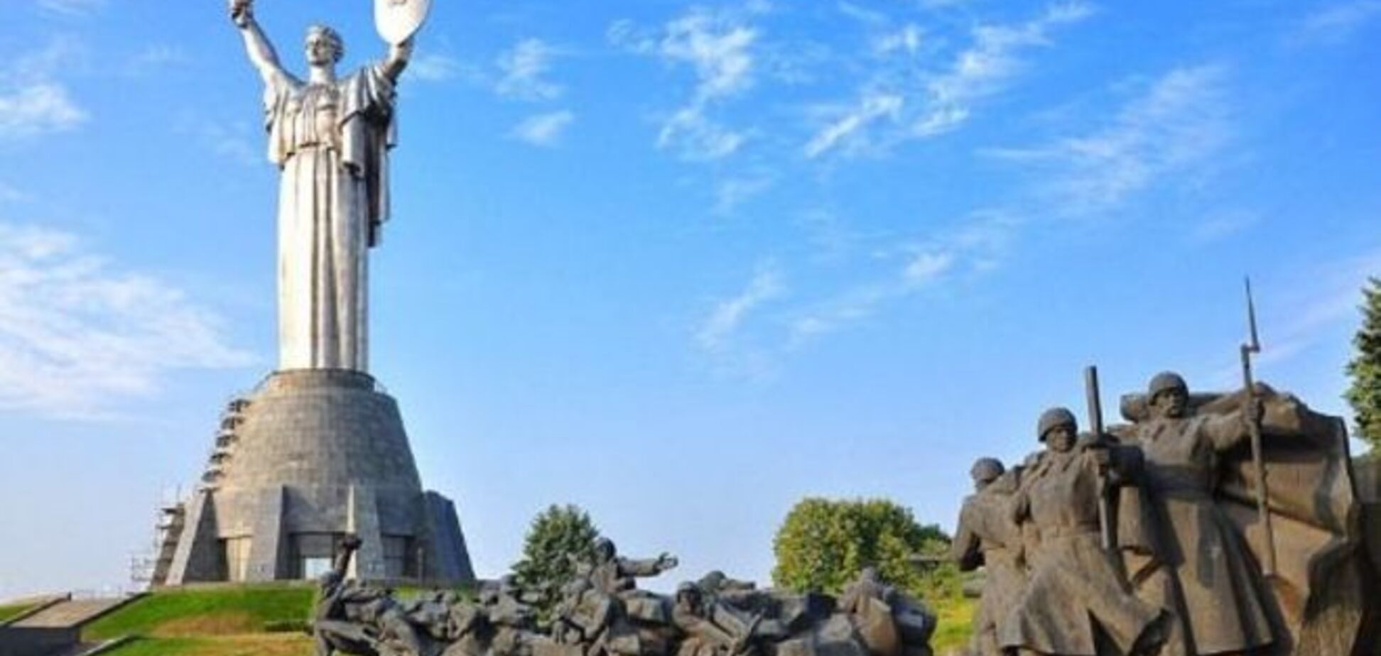 В Киеве оставят памятник 'Родина-мать', но думают снять герб СССР