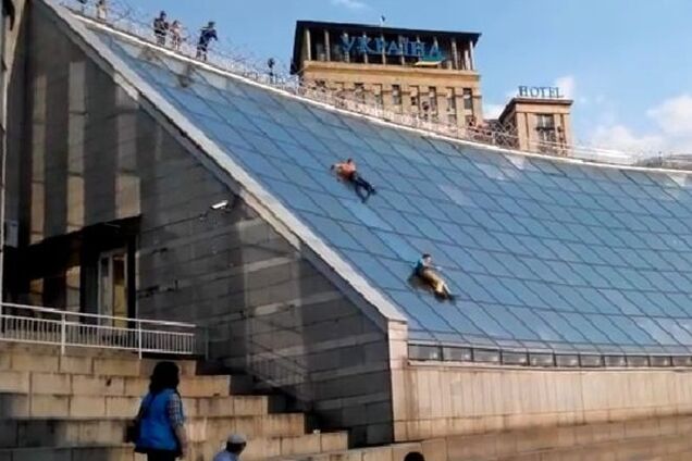 На Майдане экстремалы скатились по стене 'Глобуса'