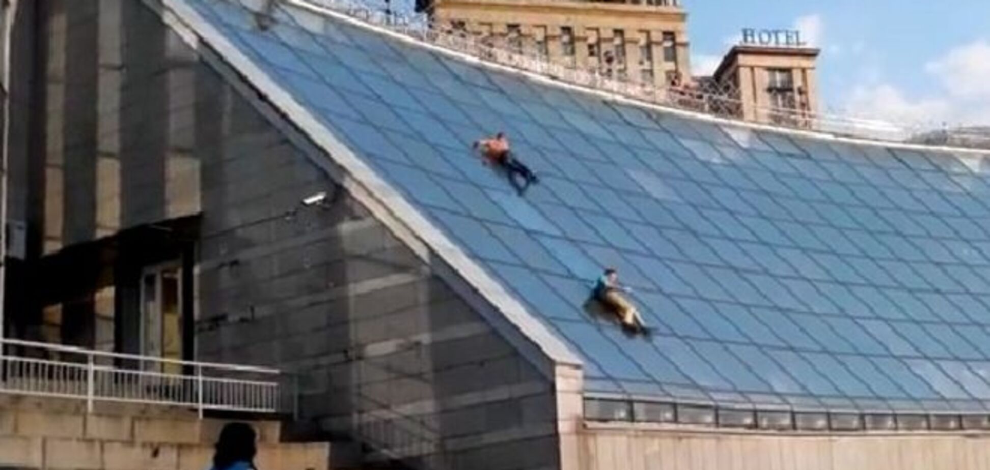 На Майдане экстремалы скатились по стене 'Глобуса'