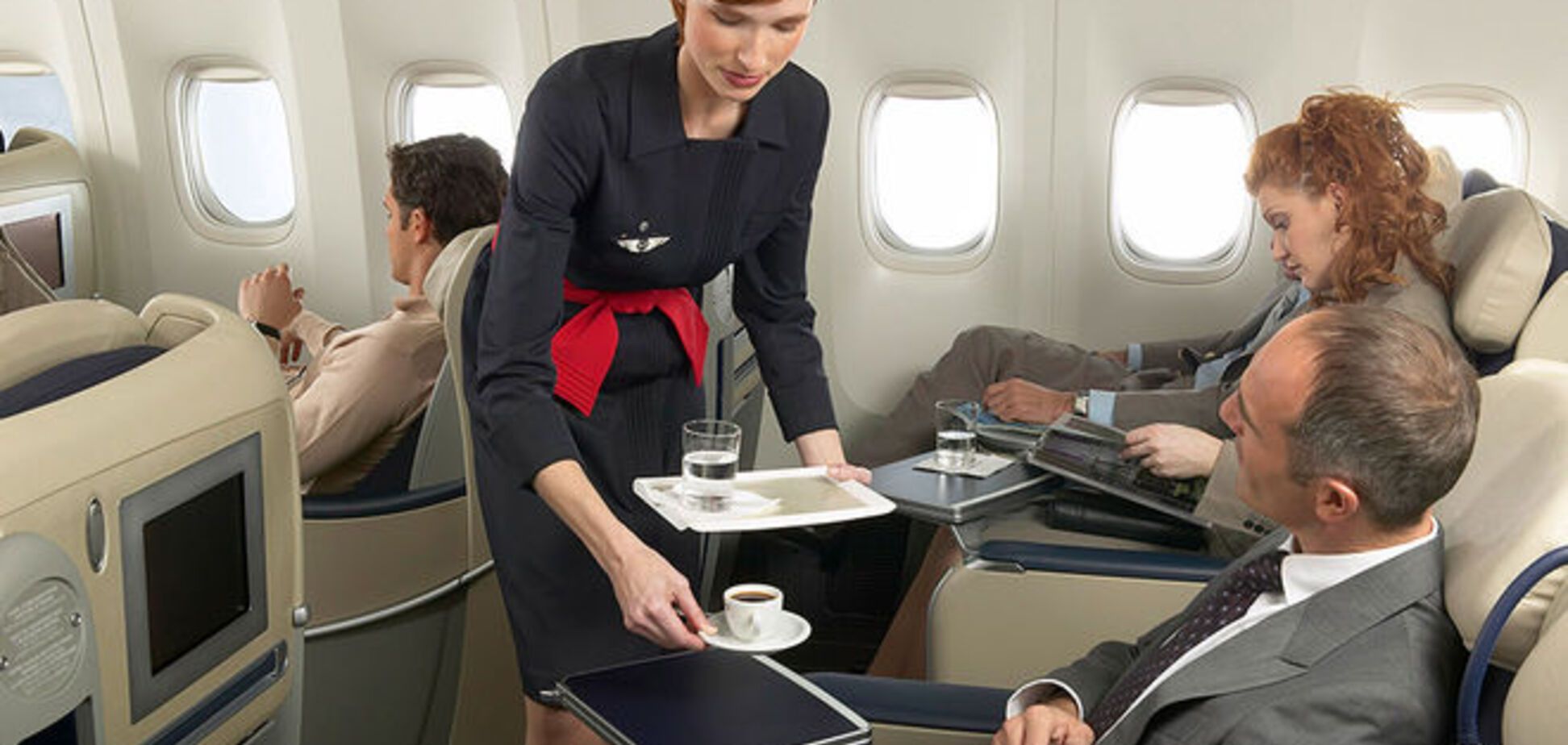 Составлен рейтинг авиакомпаний с самыми красивыми стюардессами. Фото