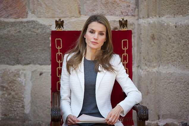 Как одеваются современные монархи: 10 стильных образов королевы Испании