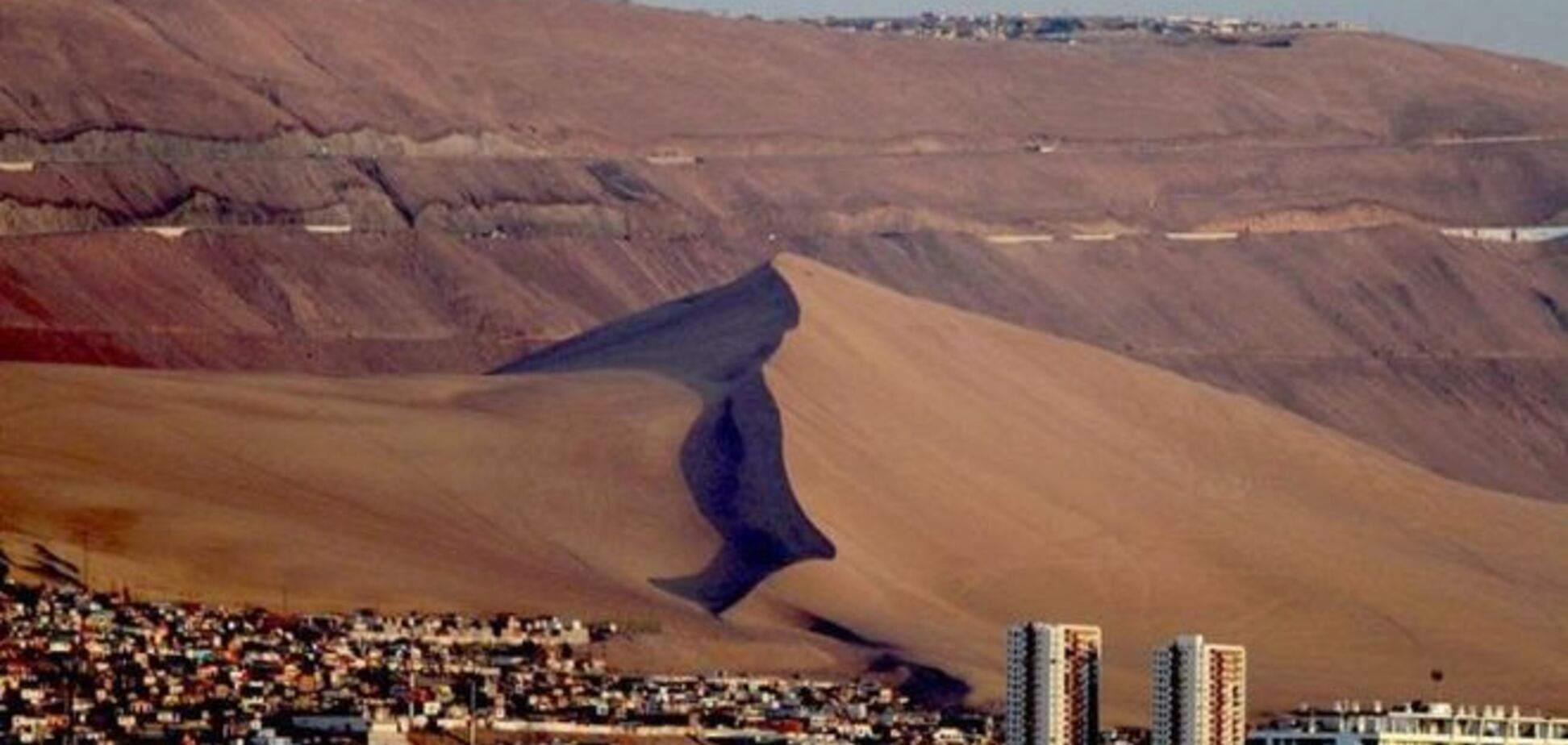Пугающий песчаный Холм дракона, что угрожающе нависает над городом