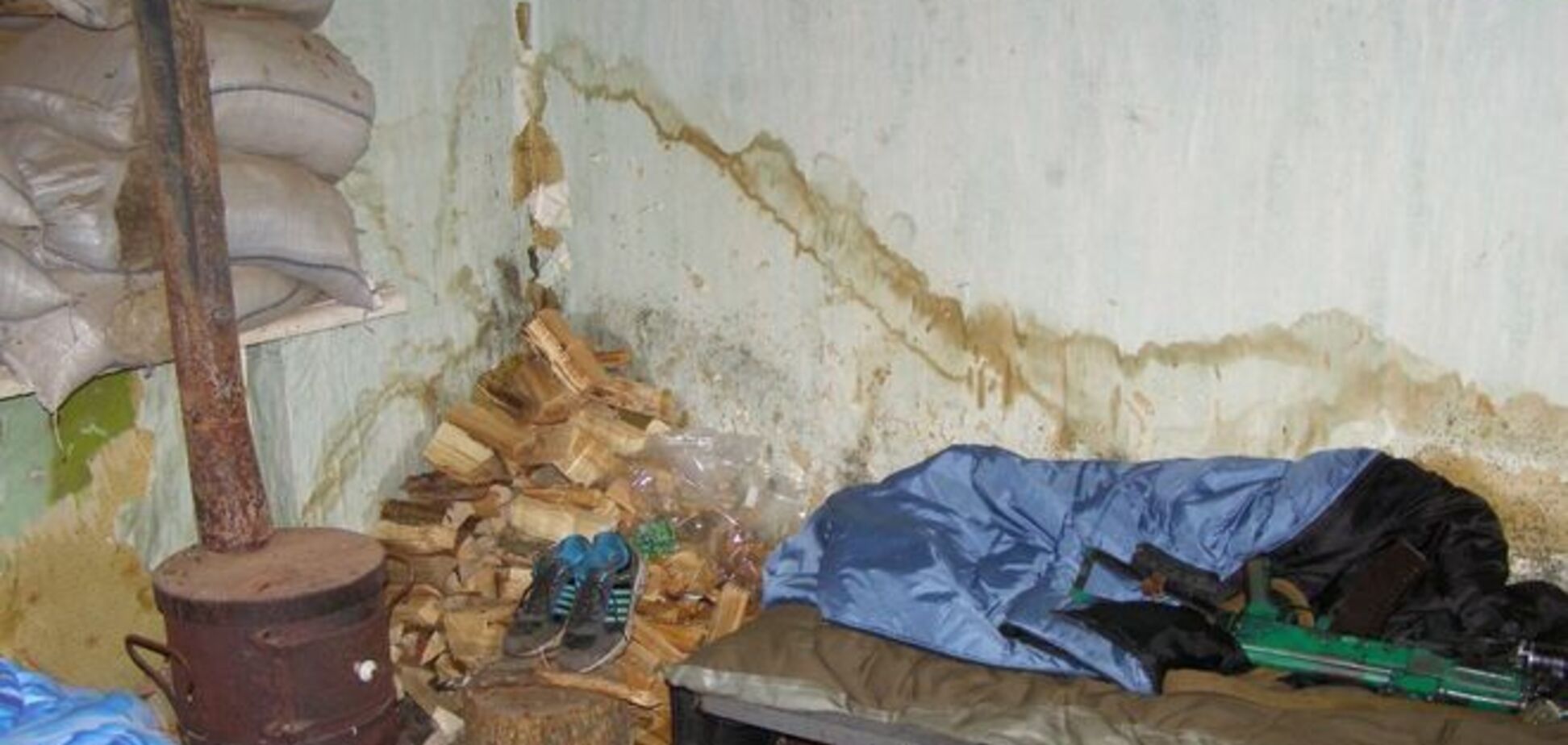 На Донбассе бойцы ночуют в бывшем тубдиспансере: плесень и теснота
