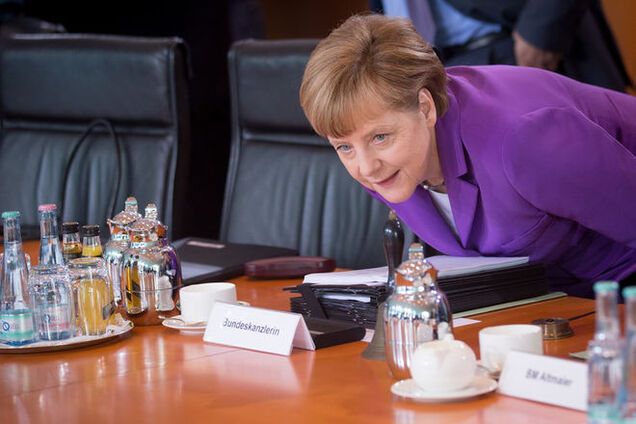 Порошенко написал статью о 'решительной' Меркель