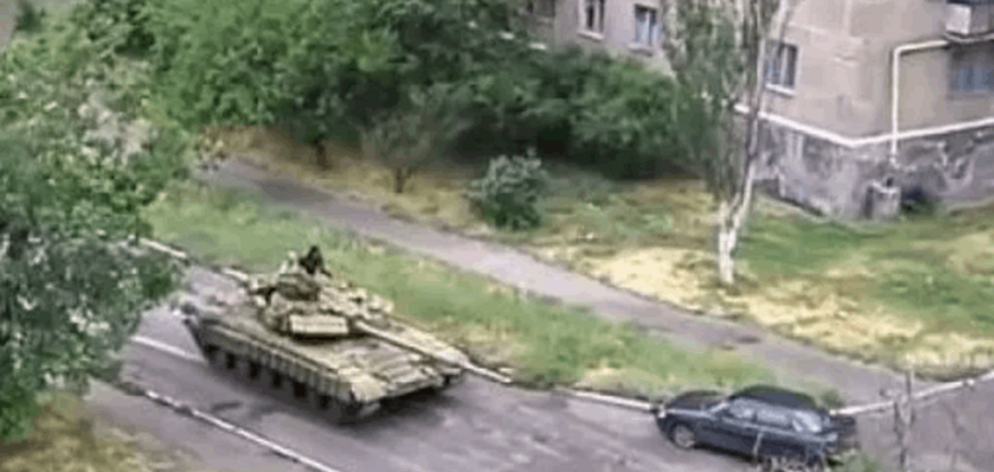 Около Шахтерска танк 'ДНР' наехал и расплющил машину с людьми внутри