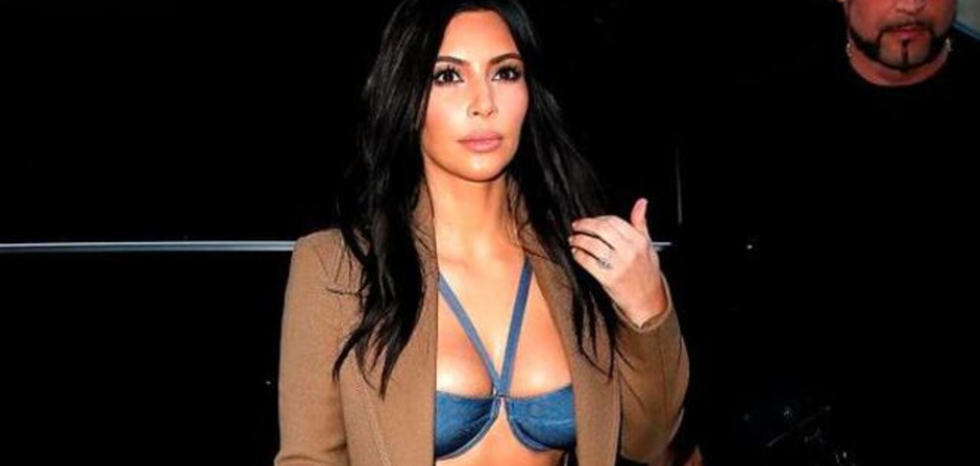 Ким Кардашян прогулялась по Парижу в одном бюстгальтере