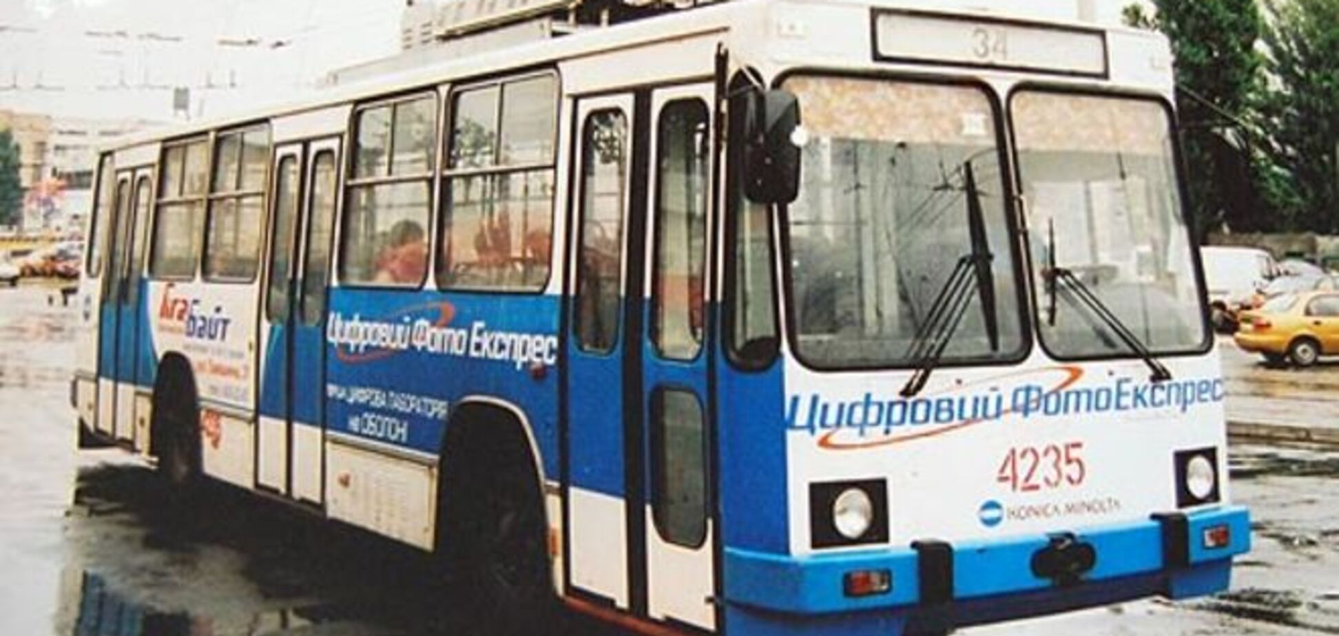 'Убийца! Бандера!' В Днепропетровске из троллейбуса вытолкали бойца АТО